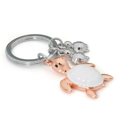Porta-chaves com figura de tartaruga em metal dourado rosa e branco com três tartarugas pequenas prateadas