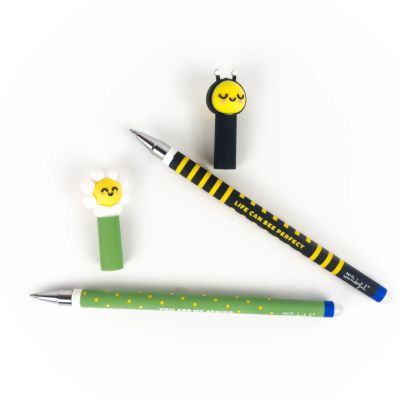 Duas canetas esferográficas coloridas com tampas decorativas de silicone, uma com padrão de abelha e outra com flor