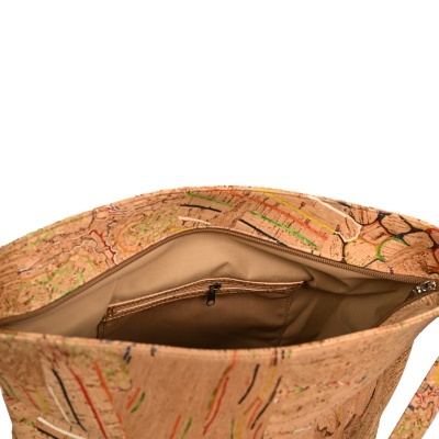 Mala em cortiça com padrão colorido e bolso interno com fecho