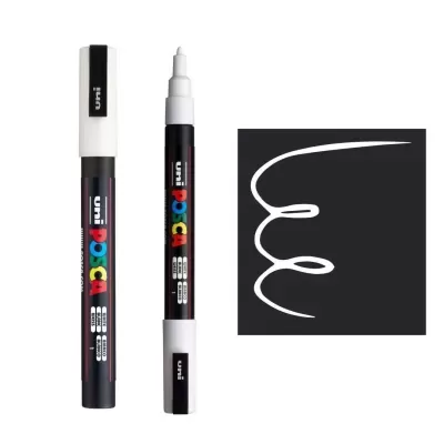 Marcador Posca Uni branco com corpo preto e tampa branca, dois tamanhos de ponta e traço branco sobre fundo preto.