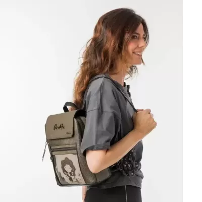 Mala mochila verde oliva com desenho feminino e texto Anekke