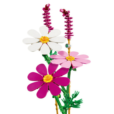 Flores artificiais coloridas feitas com peças de construção