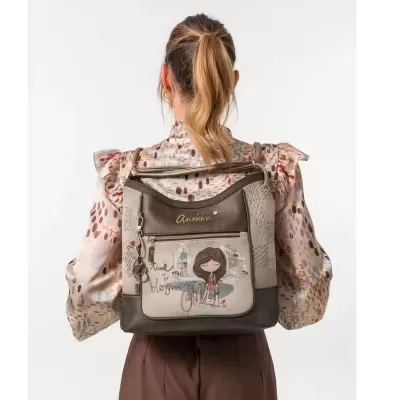 Mochila bege e castanha com ilustração e texto frontal