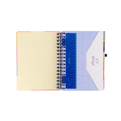 Agenda aberta com capa amarela e régua azul e bolso branco interno