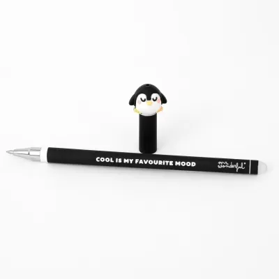 Caneta preta com tampa decorada com pinguim 3D, texto branco no corpo