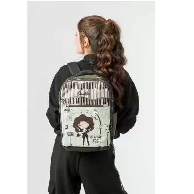 Mochila com padrão de teclas de piano e ilustração de menina com texto SING YOUR SOUL