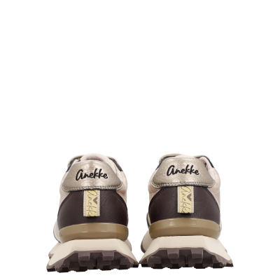 Sapatilhas desportivas Anekke vistas de trás com sola grossa e detalhes castanhos e dourados