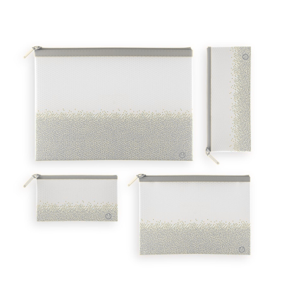 Conjunto de malas de arrumação brancas com padrão de pontos e fechos cinzentos