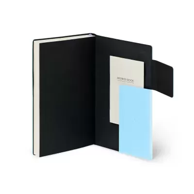 Caderno preto aberto com bolso interno contendo cartão ADDRESS BOOK e papel azul claro