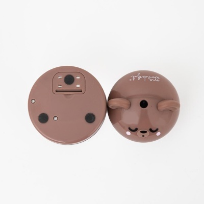 Duas peças redondas castanhas, uma com rosto de urso e orelhas em relevo e texto mr wonderful*, outra vista de trás com base e pés antiderrapantes.