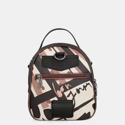 Mochila pequena bege com padrão abstrato e texto Born Young.