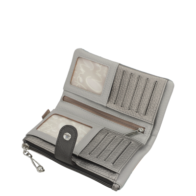 Carteira cinza em couro aberta com compartimentos para cartões e fecho preto
