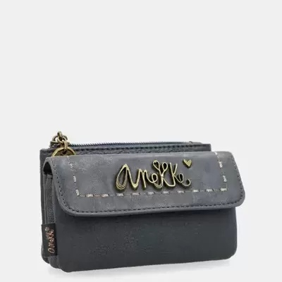 Carteira preta com fecho de aba e texto metalizado MELK