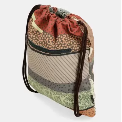 Mochila de tecido colorida com cordões castanhos e bolso frontal com fecho