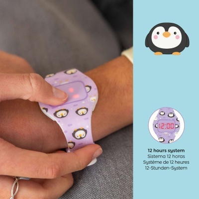 Relógio digital infantil lilás com padrão de pinguins e ecrã LED vermelho.