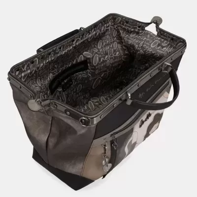 Mala de viagem cinzenta com interior forrado e padrão de texto