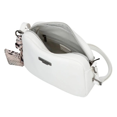 Mala branca com fecho aberto e lenço estampado