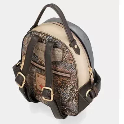 Mochila pequena com padrão multicolorido e bolso frontal com emblema de gato