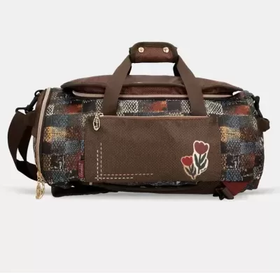 Mala desportiva castanha com padrão quadriculado colorido e bolso frontal com estampado de flores