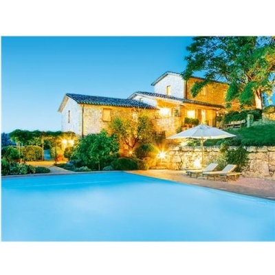 Moradia de pedra com piscina exterior e guarda-sol branco