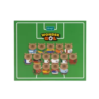 Ímanes de ursinhos com uniformes coloridos em campo de futebol verde com o texto WONDER GOL