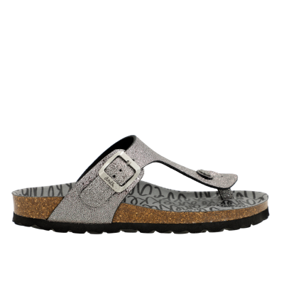 Sandália chinelo prateado com sola de cortiça e padrão de letras na palmilha