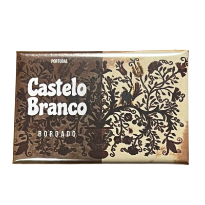 Embalagem bicolor castanha e creme com padrão floral e texto Castelo Branco BORDADO