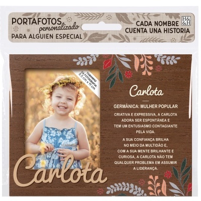 Portafotos personalizado de madeira com decoração floral e texto sobre o nome Carlota em embalagem plástica.
