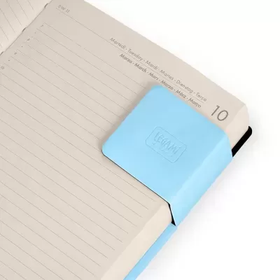 Agenda aberta com marcador azul LEGMY