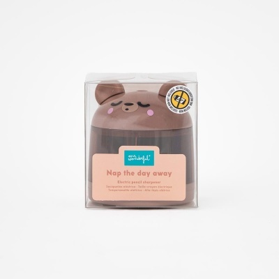 Apontador elétrico castanho em formato de urso dentro de embalagem translúcida.