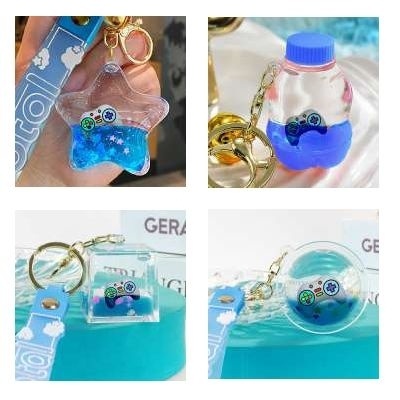 Conjunto de quatro porta-chaves de acrílico com líquido azul e designs de carros