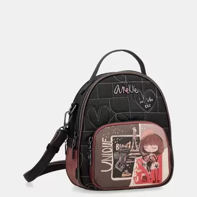 Mochila pequena preta e castanha com ilustração e texto 'Anekke'