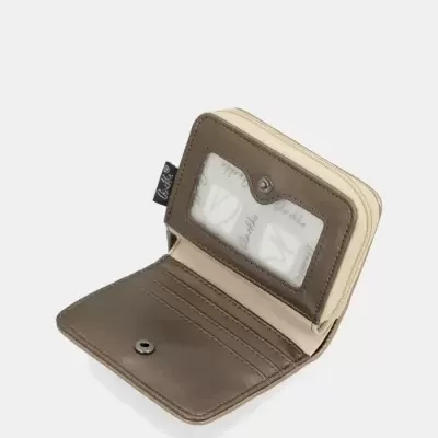 Carteira compacta castanha e bege com visor transparente e fecho de botão.