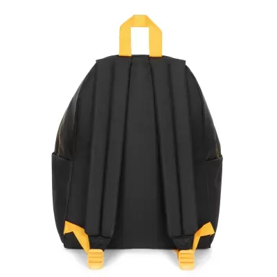 Mochila preta com alças e pega cor de laranja vista de trás