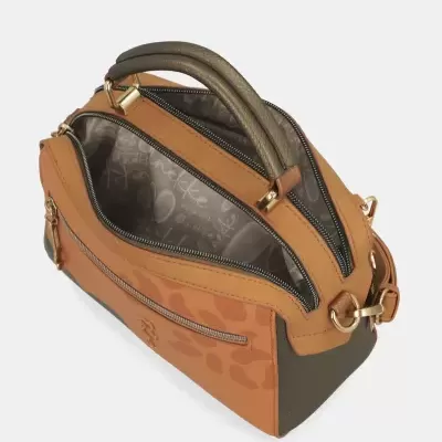 Mala de mão castanha com padrão animal e alças castanhas escuras.