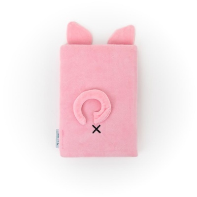 Capa rosa de tecido aveludado com orelhas e cauda, desenho X preto
