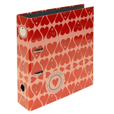 Pasta arquivo com padrão de corações vermelhos e texto Carry LOVE