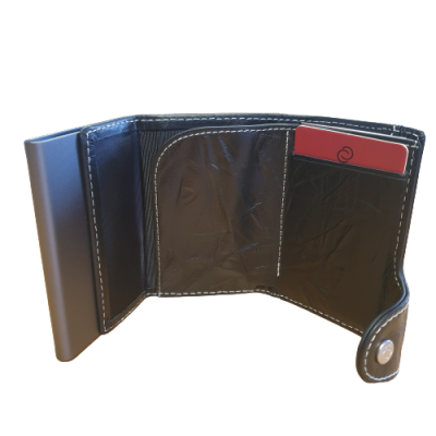 Carteira preta em pele com cartão e fecho metálico