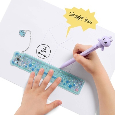 Régua azul com glitter e caneta lilás com figura de coelho desenhando linhas retas