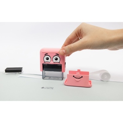 Carimbo automático cor-de-rosa com olhos e suporte com sorriso