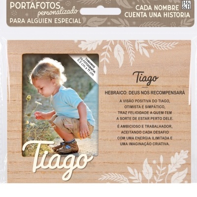 Porta-fotos de madeira personalizada com foto de criança e texto sobre o nome Tiago.