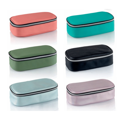 Seis necessaires coloridas retangulares com fecho de correr sobre fundo branco