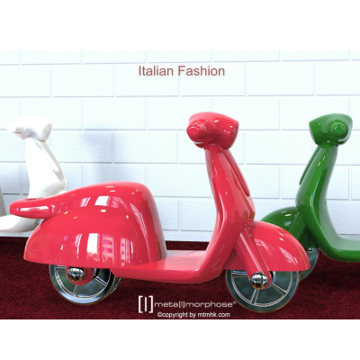 Três scooters decorativas nas cores branca, vermelha e verde sobre tapete vermelho, parede branca com texto 'Italian Fashion'.