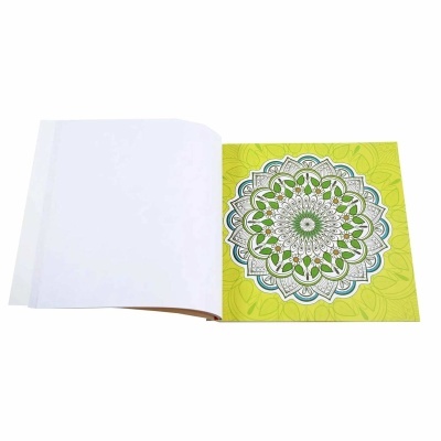 Livro de colorir aberto com mandala verde e amarelo