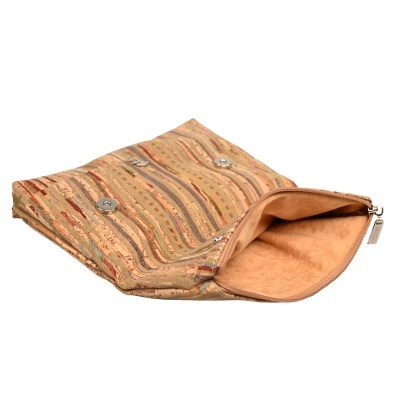 Carteira pequena de cortiça com padrão ondulado e fecho de correr aberto