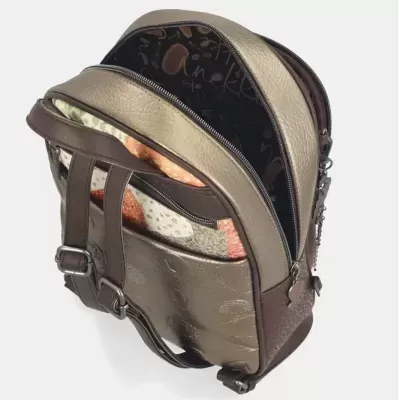 mochila castanho com fecho zip e padrão floral interior