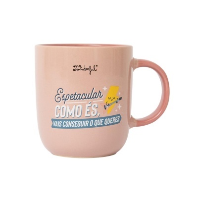 Caneca cor de rosa com texto motivacional e figura de raio amarelo a tocar guitarra.