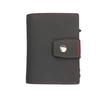 Carteira preta com costuras vermelhas e fecho metálico