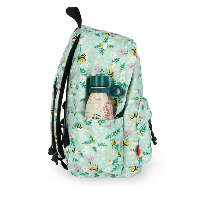 Mochila azul claro com padrão de flores e abelhas, com garrafa verde na lateral