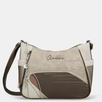 Mala de ombro Anekke bege e castanha com padrão abstrato e pendente metálico